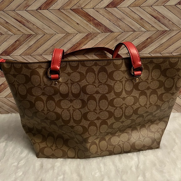 Coach Gallery Tote In Signature Canvas - Picture 3 of 8